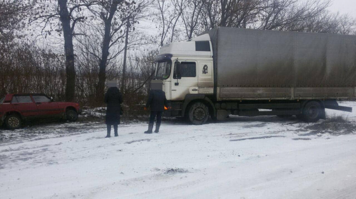ДТП на Хотинщині: два авто не впоралися з керуванням і з‘їхали в кювет ДТП на Хотинщині: два авто не впоралися з керуванням і з‘їхали в кювет