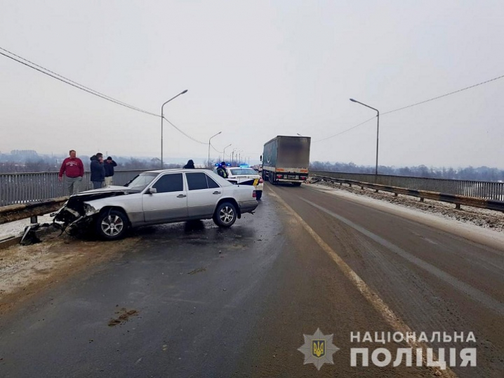 ДТП на Герцаївщині:  унаслідок аварії пасажир легковика отримав численні травми