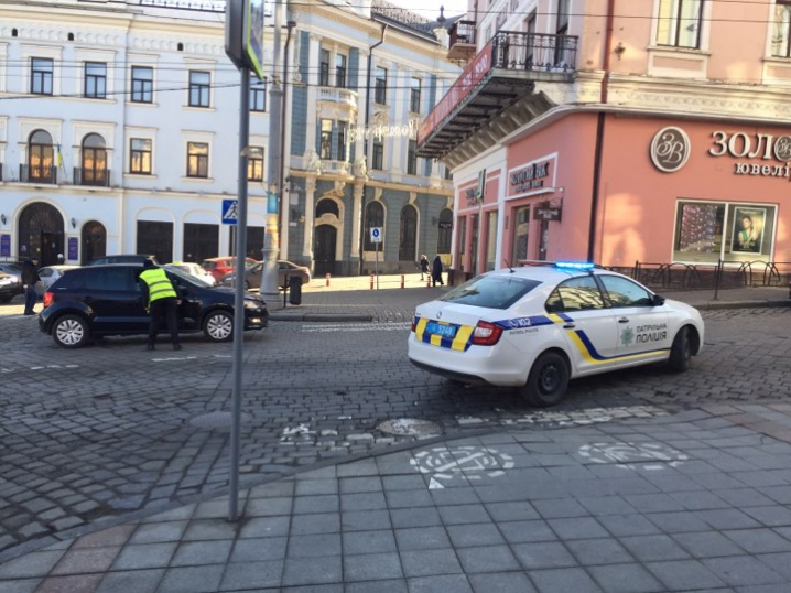 Поліція перекрила вулицю Головну біля міської ради