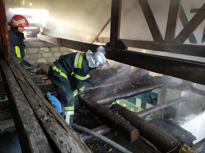 У Чернівцях безхатьки спалили покинутий будинок У Чернівцях безхатьки спалили покинутий будинок