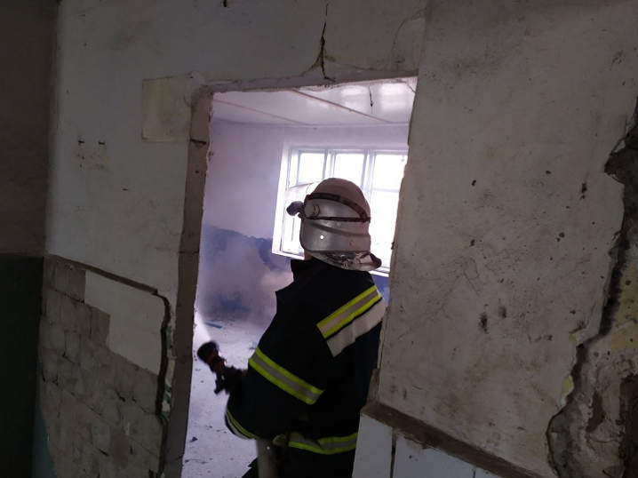 У Чернівцях безхатьки спалили покинутий будинок У Чернівцях безхатьки спалили покинутий будинок