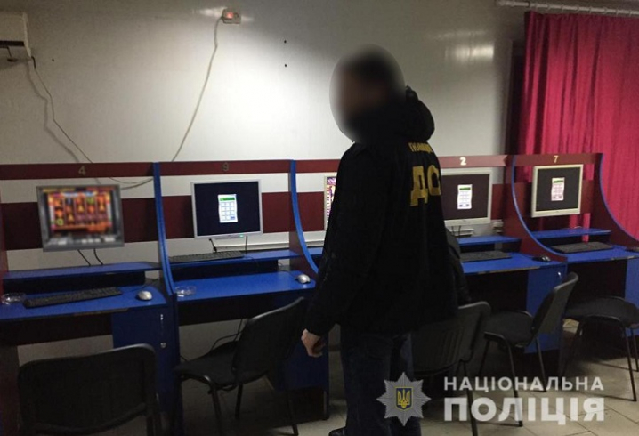 Поліція закрила гральний заклад на Новоселиччині