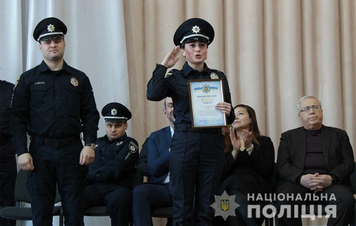 Сокирянських поліцейських нагородили за врятовану від зашморгу людину