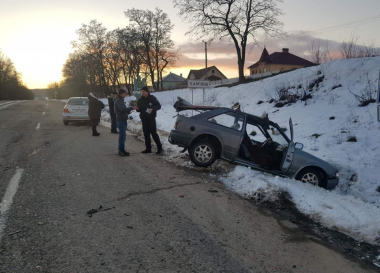 ДТП поблизу Чернівців: Форд після зіткнення вилетів у кювет