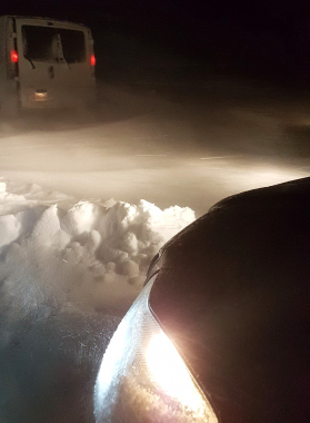 На Буковині понад 8 годин 15 автомобілів визволяли зі снігової пастки