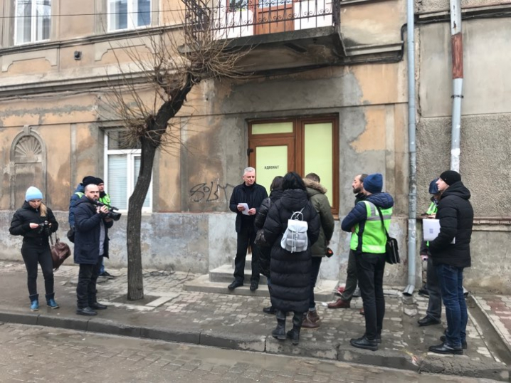 У центрі Чернівців демонтували сходи, які самовільно збудував мешканець вулиці Української