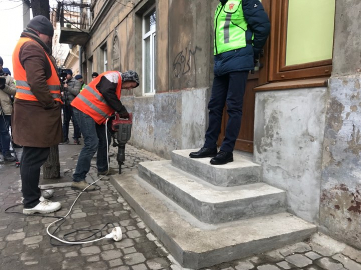 У центрі Чернівців демонтували сходи, які самовільно збудував мешканець вулиці Української