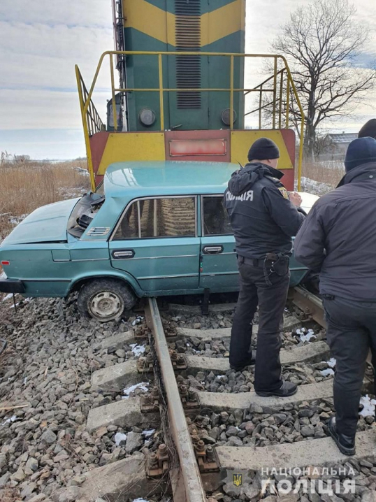 У поліції розповіли деталі зіткнення легковика з потягом на Кіцманщині