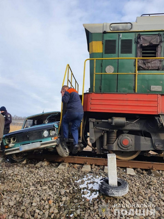 У поліції розповіли деталі зіткнення легковика з потягом на Кіцманщині