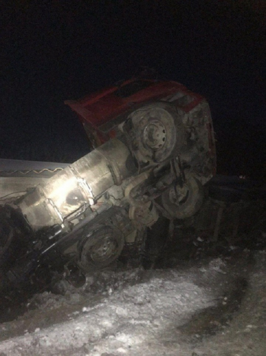 На Глибоччині вантажівка з’їхала з дороги та перекинулась На Глибоччині вантажівка з’їхала з дороги та перекинулась