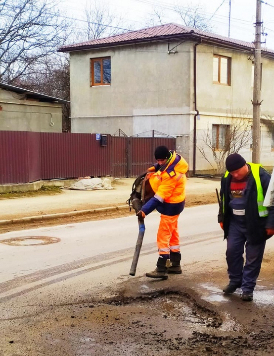 У Чернівцях ремонтують дорогу на вулиці Миру