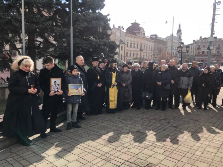 Подзвін за героєм: у Чернівцях вшанували пам’ять Владислава Трепка