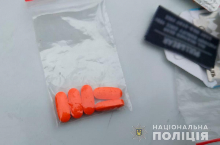 Патрульні виявили у буковинців наркотики