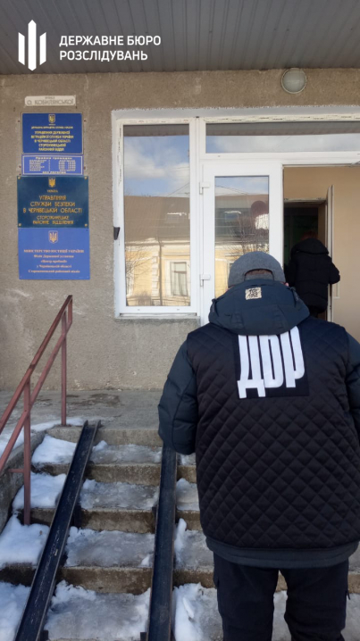 Під час обшуків у міграційній службі Чернівецької області вилучено 150 тис гривень та 5 тис доларів США