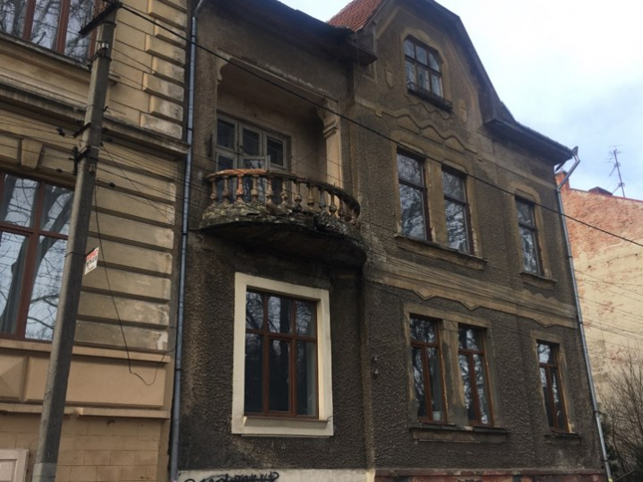 У центрі Чернівців обвалився балкон