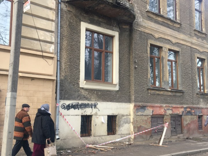 У центрі Чернівців обвалився балкон