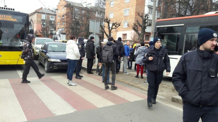 Чернівчани перекрили проспект Незалежності