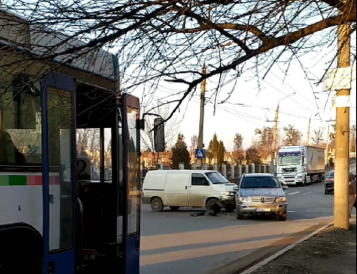 У Чернівцях на перетині вулиці Січових Стрільців та Кишинівської не розминулися два автомобілі
