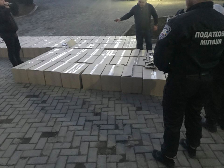 Буковинські податківці виявили контрабанду цигарок на 1,4 млн грн