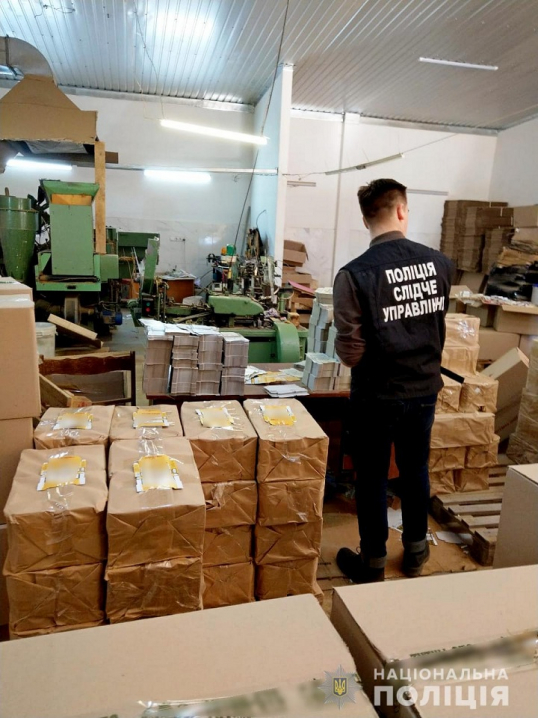 Буковинські правоохоронці виявили підпільний цех з виготовлення цигарок