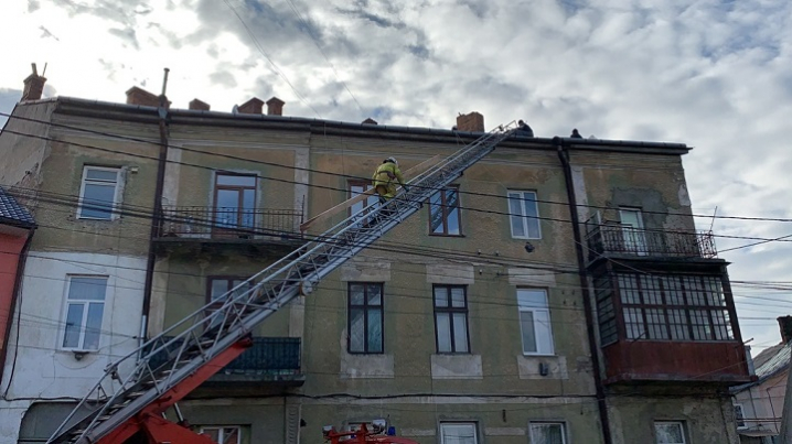 Буковинські рятувальники продовжили ліквідування наслідків негоди