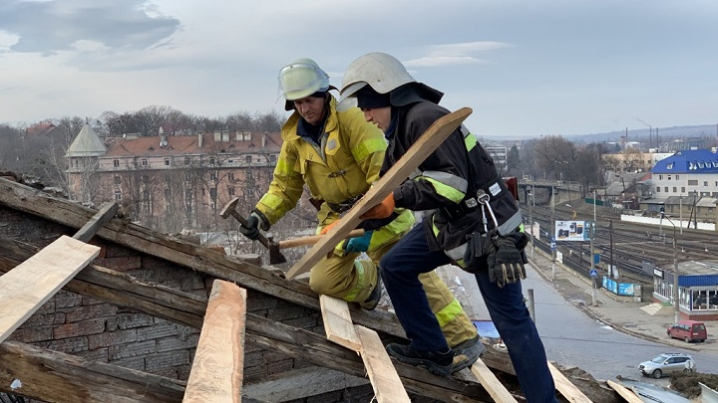 Буковинські рятувальники продовжили ліквідування наслідків негоди