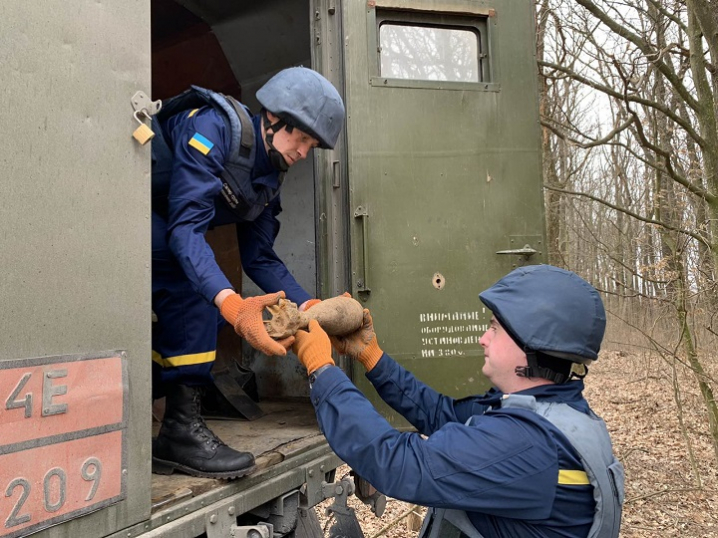 На Хотинщині піротехніки знищили мінометну міну