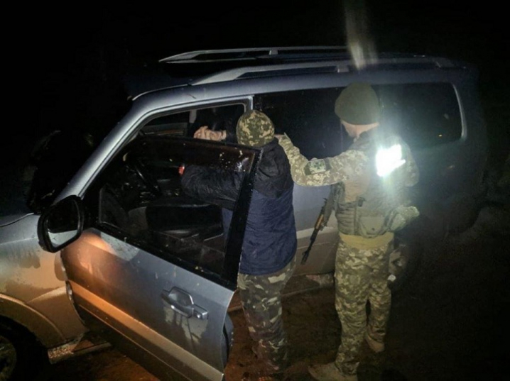 На Буковині прикордонники зупинили автомобіль наповнений цигарками
