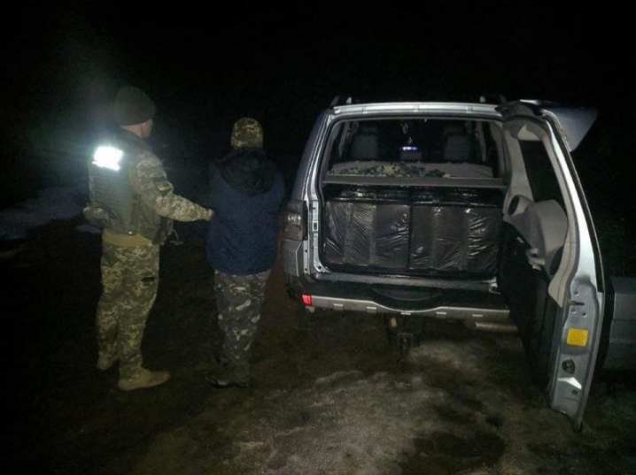 На Буковині прикордонники зупинили автомобіль наповнений цигарками