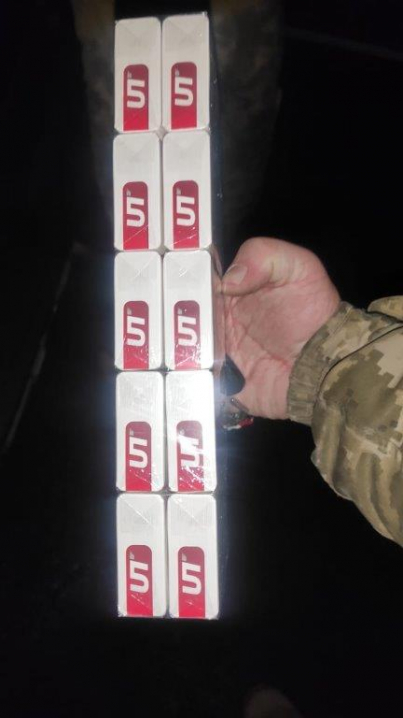 На Буковині прикордонники зупинили автомобіль наповнений цигарками