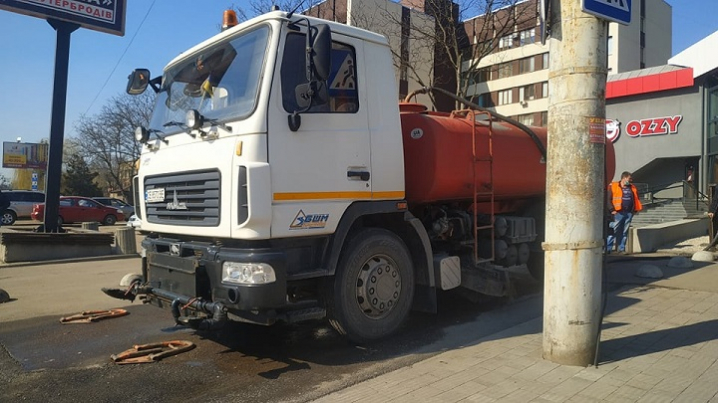 У Чернівцях відсьогодні миють вулиці У Чернівцях відсьогодні миють вулиці