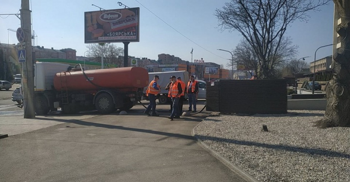 У Чернівцях відсьогодні миють вулиці У Чернівцях відсьогодні миють вулиці