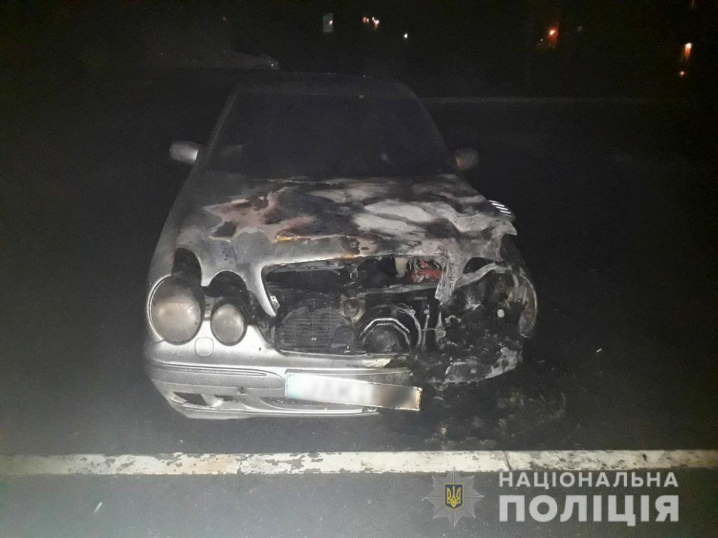 Підпал 4 автомобілів у Чернівцях та Новодністровську Підпал 4 автомобілів у Чернівцях та Новодністровську