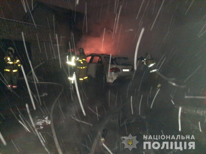 Підпал 4 автомобілів у Чернівцях та Новодністровську Підпал 4 автомобілів у Чернівцях та Новодністровську