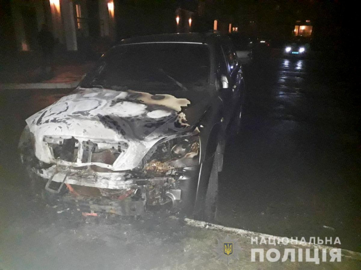 Підпал 4 автомобілів у Чернівцях та Новодністровську Підпал 4 автомобілів у Чернівцях та Новодністровську