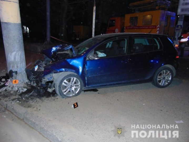 ДТП у Чернівцях: водій допустив зіткнення з електроопорою