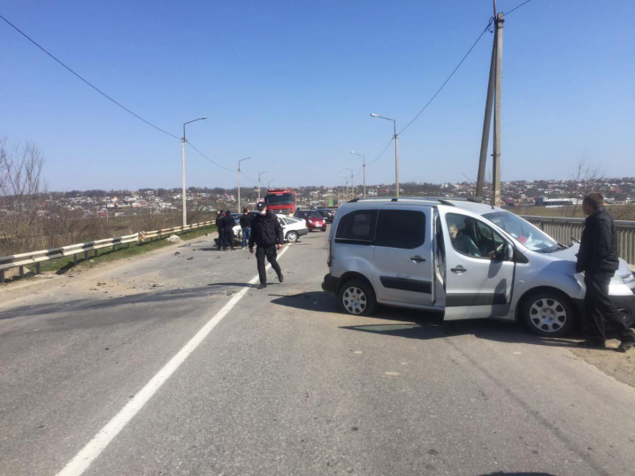 ДТП поблизу Чернівців: зіткнулися два автомобіля
