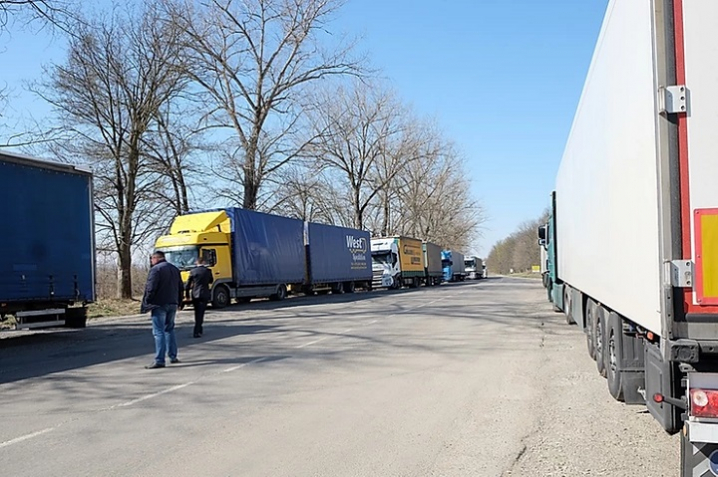 Біля пункту пропуску Мамалига збираються вантажівки, які вже не можуть виїхати з України