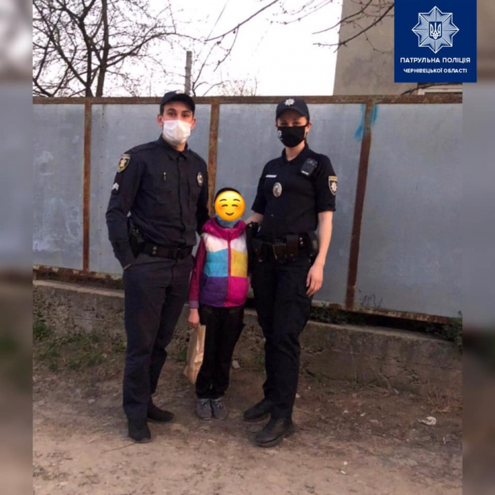 У Чернівцях патрульні знайшли дівчинку, яка двічі тікала з дому У Чернівцях патрульні знайшли дівчинку, яка двічі тікала з дому