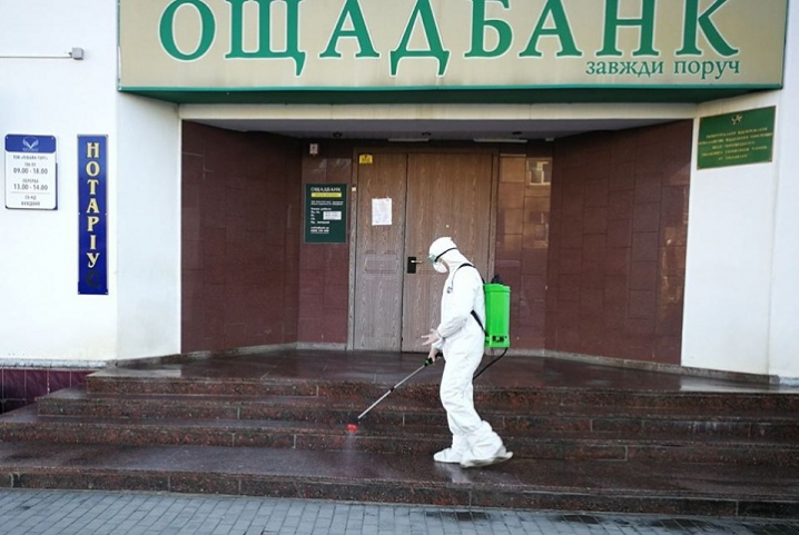 На Буковині рятувальники кожного дня дезінфікують вулиці На Буковині рятувальники кожного дня дезінфікують вулиці