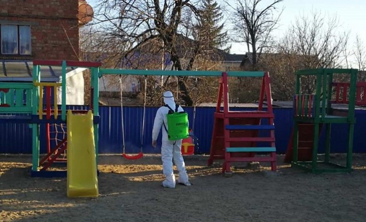 На Буковині рятувальники кожного дня дезінфікують вулиці На Буковині рятувальники кожного дня дезінфікують вулиці