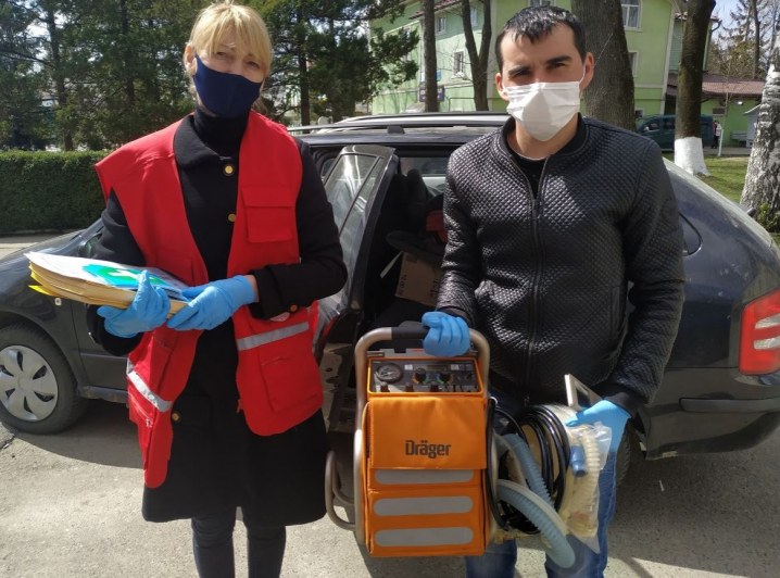 До Сторожинецької лікарні волонтери Червого хреста передали апарт ШВЛ та гуманітарну допомогу 