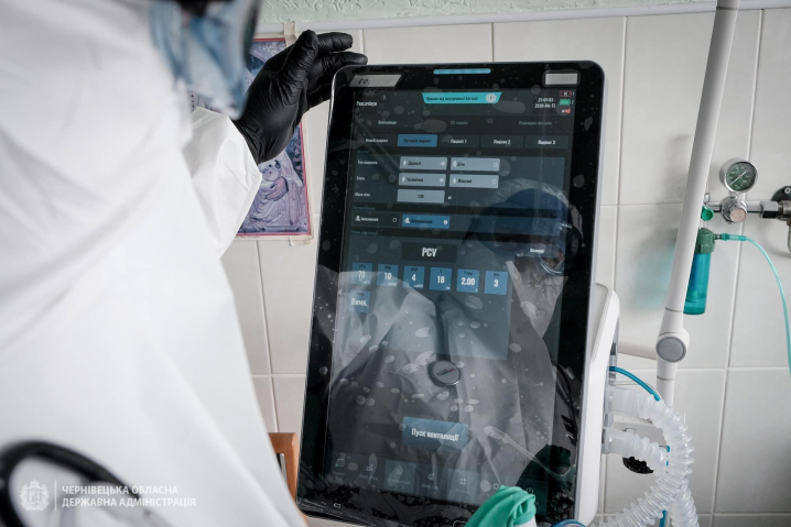 «Тут у нас минають дні і ночі», - медсестра розповіла про роботу реанімації у Глибоці