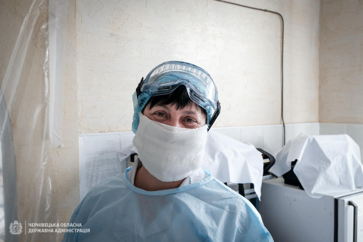 «Тут у нас минають дні і ночі», - медсестра розповіла про роботу реанімації у Глибоці