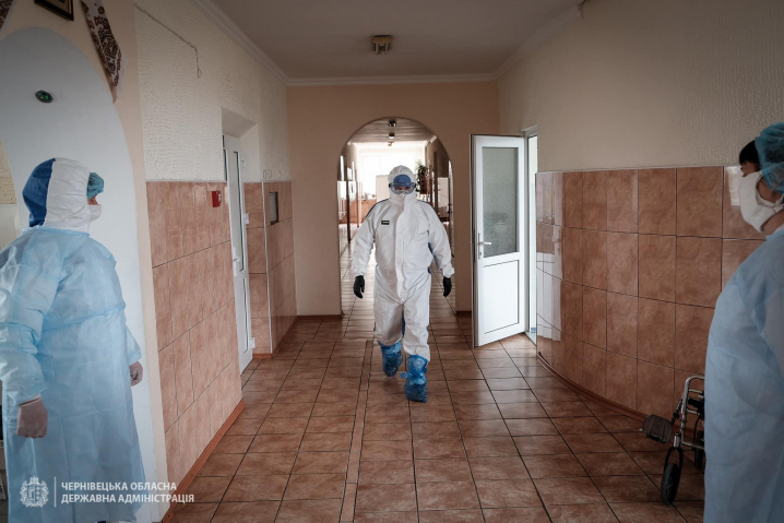 «Тут у нас минають дні і ночі», - медсестра розповіла про роботу реанімації у Глибоці