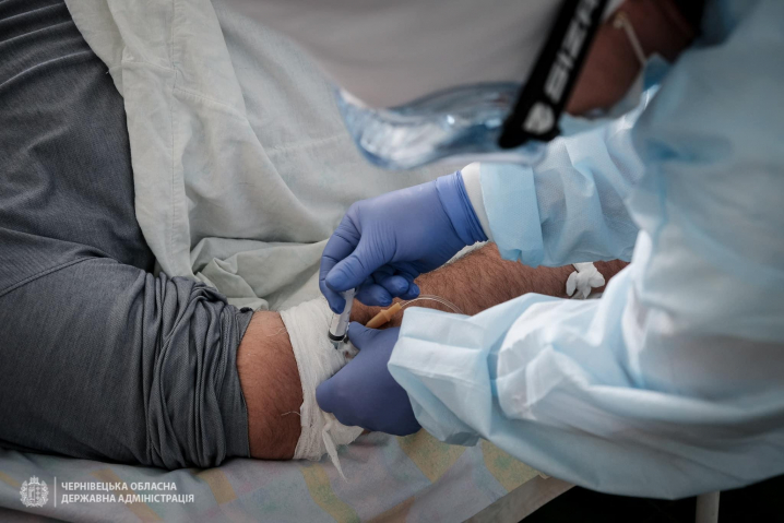 «Тут у нас минають дні і ночі», - медсестра розповіла про роботу реанімації у Глибоці