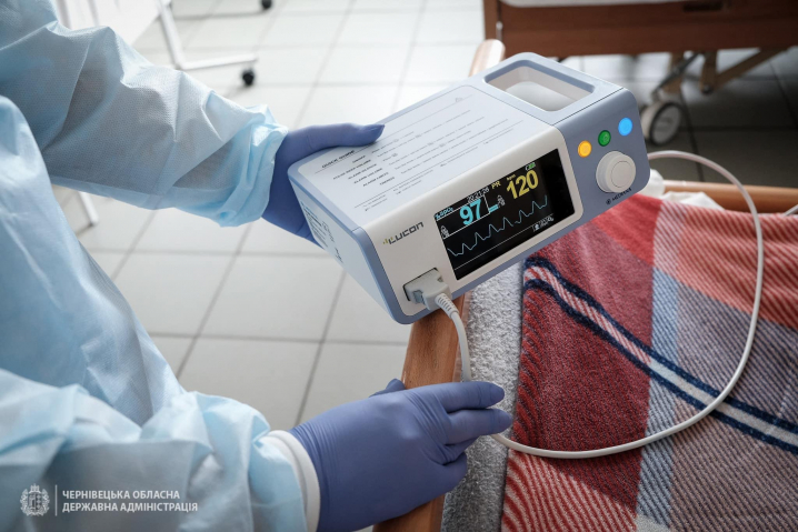 «Тут у нас минають дні і ночі», - медсестра розповіла про роботу реанімації у Глибоці