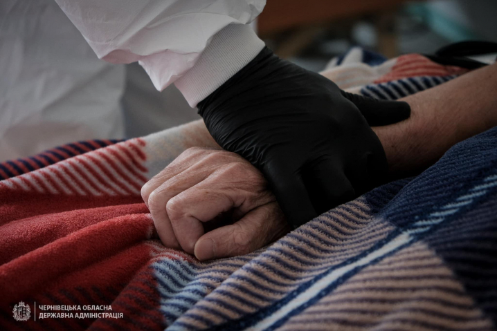 «Тут у нас минають дні і ночі», - медсестра розповіла про роботу реанімації у Глибоці