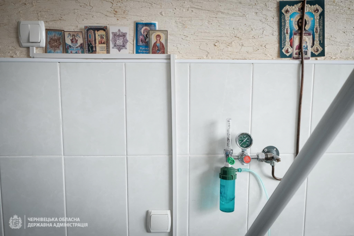 «Тут у нас минають дні і ночі», - медсестра розповіла про роботу реанімації у Глибоці