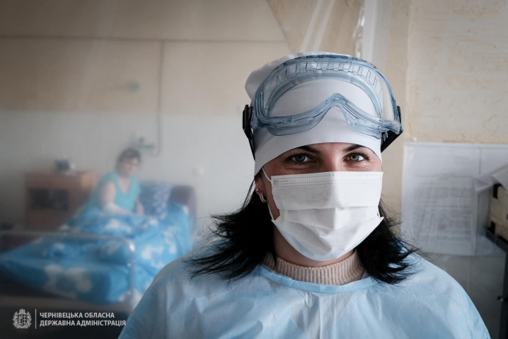 «Тут у нас минають дні і ночі», - медсестра розповіла про роботу реанімації у Глибоці